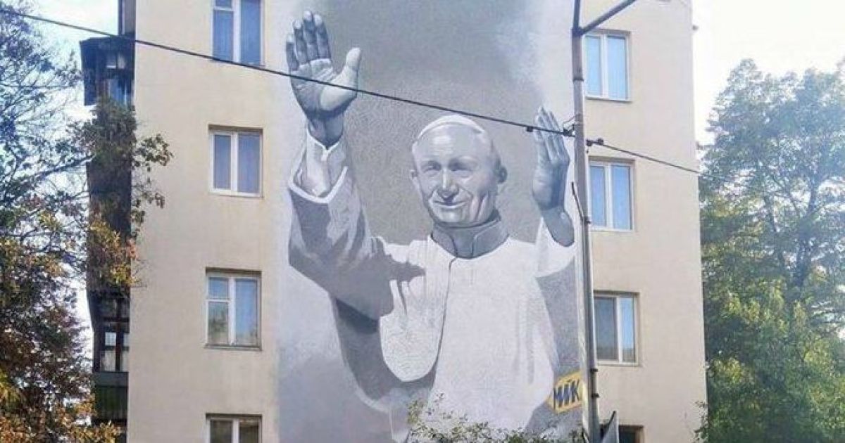 У Києві вандали спаплюжили антипольськими написами мурал із зображенням папи Івана Павла ІІ