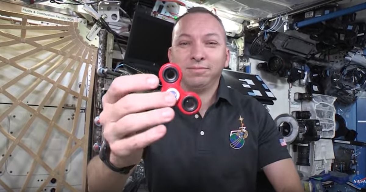 Позаземна розвага. NASA показало відео, як астронавти в космосі крутять спінер