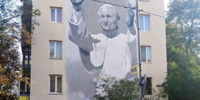 У Києві вандали спаплюжили антипольськими написами мурал із зображенням папи Івана Павла ІІ