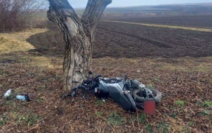 Влетел в дерево: в Черновицкой области 15-летний мотоциклист разбился насмерть