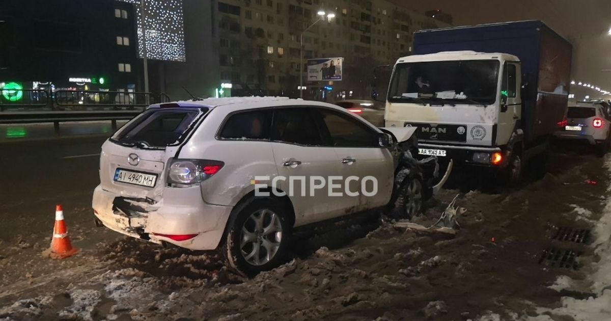 У Києві сталася масштабна автотроща: скільки автомобілів зіштовхнулося