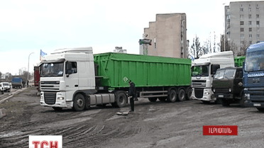 Тернопільські аграрії передали українським бійцям 15 фур із продовольством