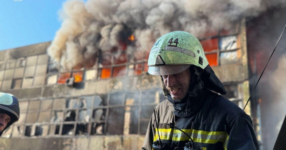 Спасатели ликвидируют последствия российской атаки 10 июля 2025 года