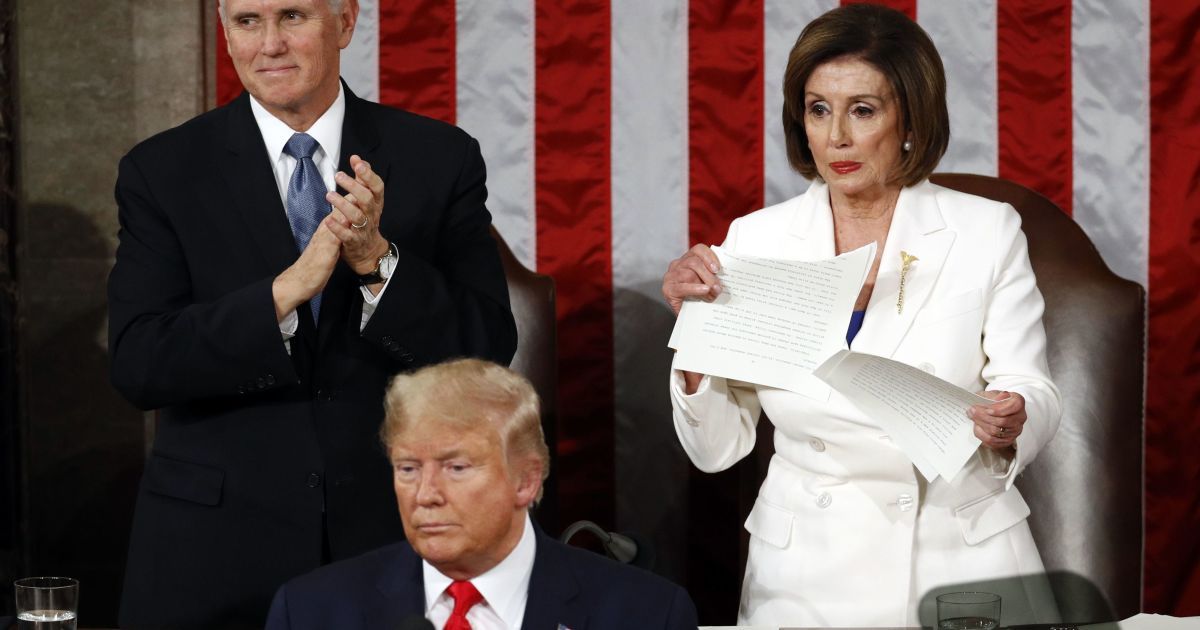 "Знищив правду, тому я розірвала текст його промови". Пелосі пояснила свої дії під час виступу Трампа