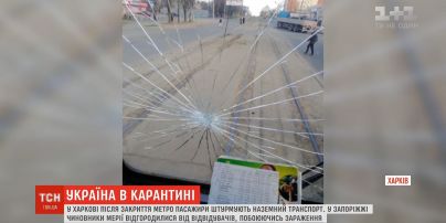В Харькове после закрытия метро пассажиры штурмуют общественный транспорт