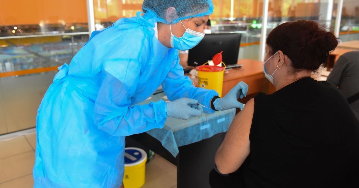 В Івано-Франківську вчителям, які вакцинувались від коронавірусу, дадуть премію