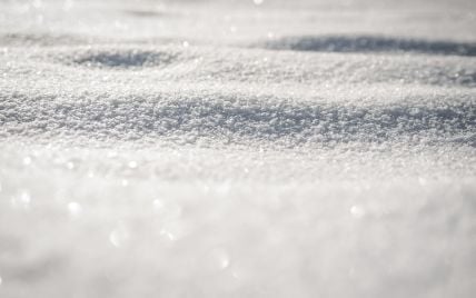 Погода на середу: синоптики обіцяють мокрий сніг, місцями ожеледиця