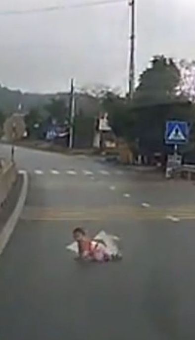 Во Вьетнаме младенец чудом не погиб под колесами авто на дороге