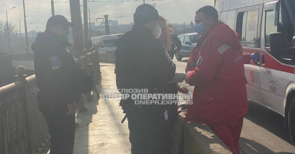 Попросила доглянути за її собакою і намагалася стрибнути з мосту: у Дніпрі перехожі врятували жінку (відео)