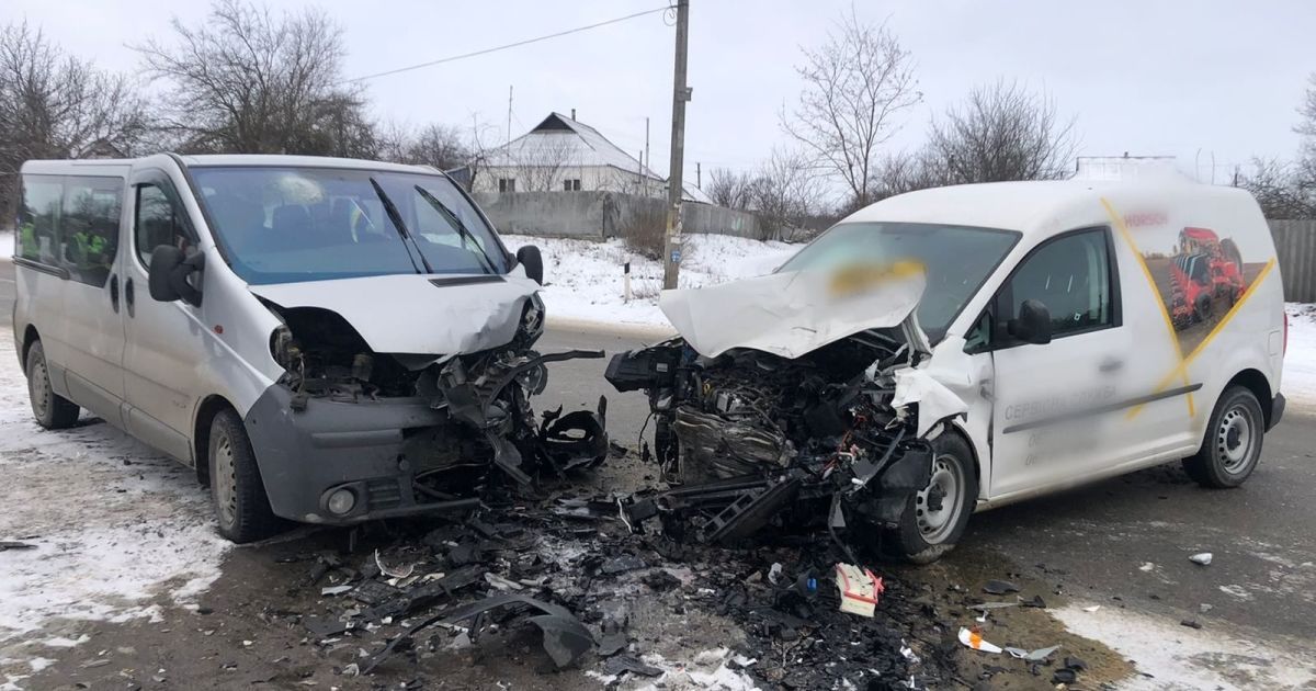 У Київській області водій Volkswagen Caddy зіткнувся з мікроавтобусом Renаult Trafic / © Поліція Київської області