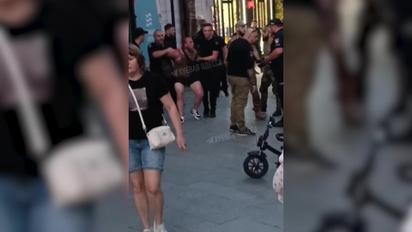 В Одесі біля розважального закладу працівники поліції та ТЦК жорстко затримали чоловіка