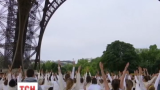 Сотни тысяч людей замерли в сложных акробатических позах, отмечая День йоги