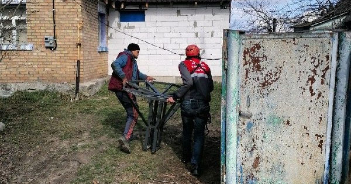 У Київській області місцеві жителі допомогли лелеці полагодити гніздо