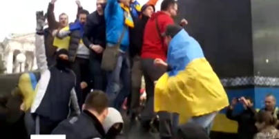 Памятники Ленину упали на Востоке Украины