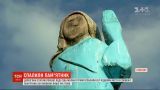 В Словении сожгли деревянную статую первой леди США Мелании Трамп