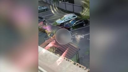 У Києві з вікна багатоповерхівки випала жінка