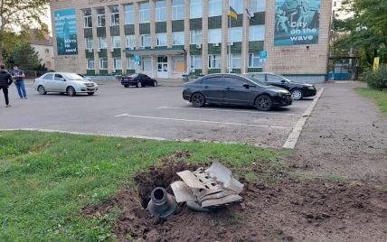 Обстрел остановки в Николаеве: на месте трагедии погибли 2 человека, еще 12 - ранены (фото)
