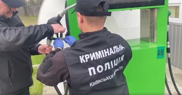 Наразі поліцейські встановлюють співучасників злочинної схеми / Скриншот з відео