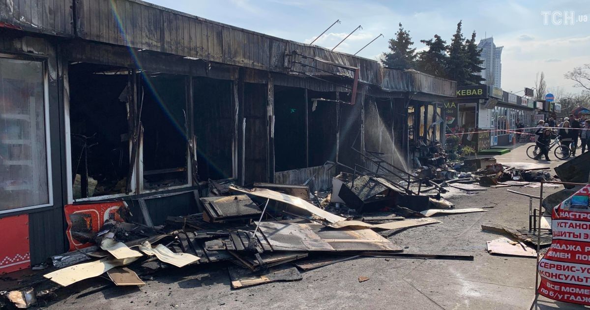 На столичных Березняках выгорели несколько павильонов рынка