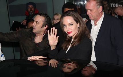 Роскошная Анджелина Джоли в монохромном наряде посетила светское мероприятие