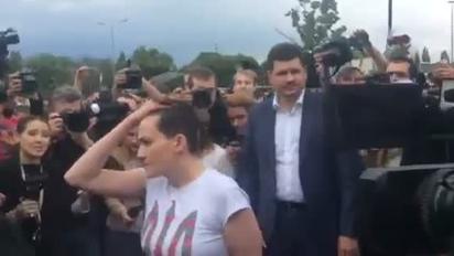 Толпа в аэропорту не давал Савченко пространства