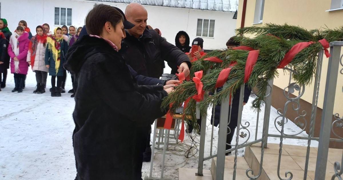 С перерезанием ленты и воздушными шарами: в Ровенской области "торжественно" открыли школьный туалет (фото)