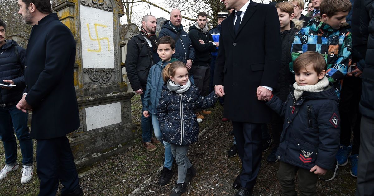 Макрон і свастика_5 / © Associated Press