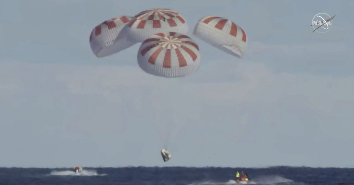 Космический корабль Crew Dragon успешно вернулся на Землю