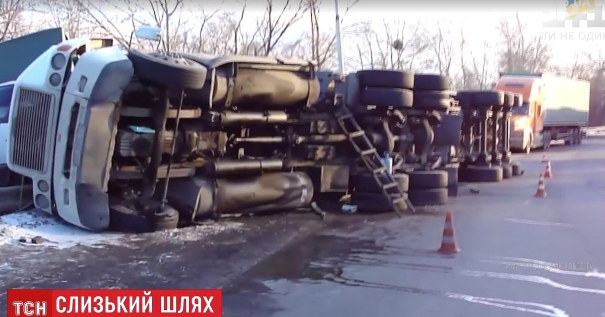 У Києві фура "втратила рівновагу" та ледь не розчавила "Газель"