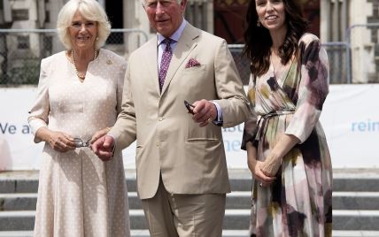 Старый-новый лук: герцогиня Корнуольская в гороховом платье на встрече с премьер-министром Новой Зеландии