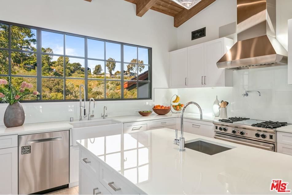 Шарлиз Терон продает собственное элитное поместье. Фото: TheMLS / © 