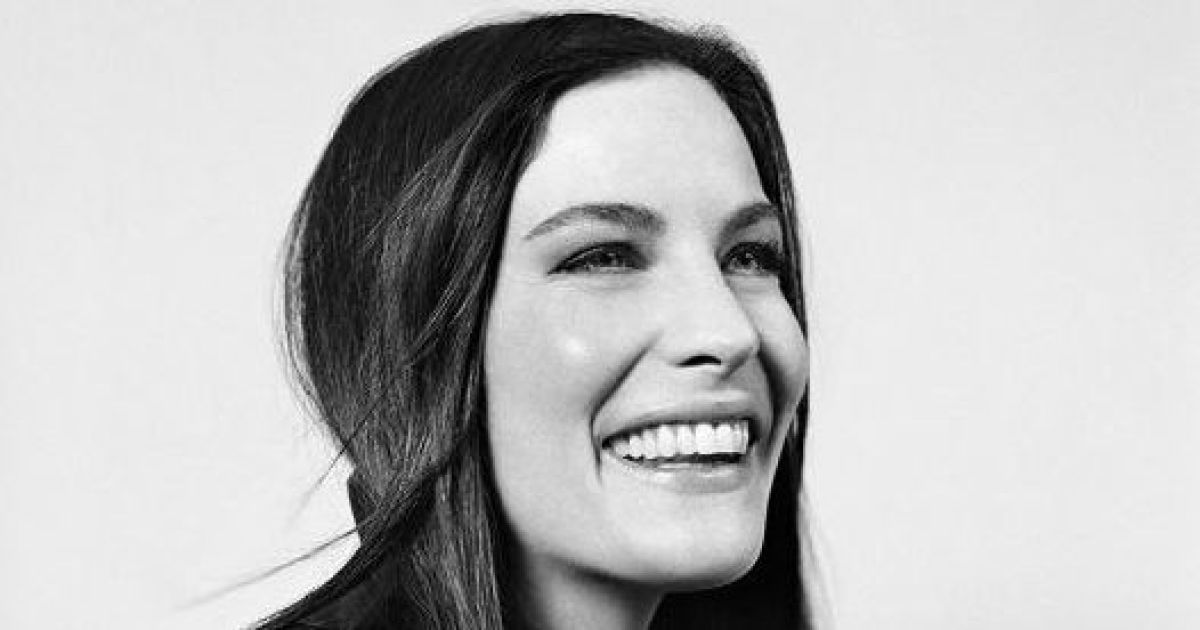 Известная модель ползала на четвереньках за Лив Тайлер