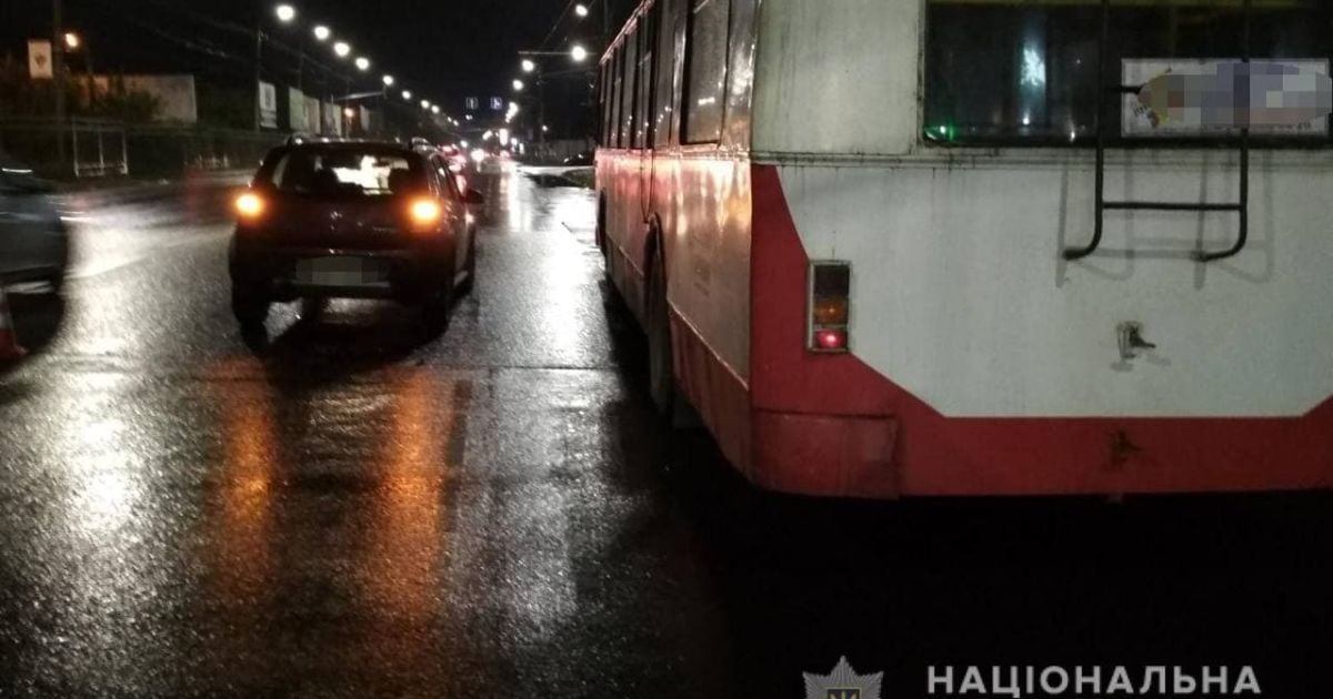 В Луцке авто сбило водителя троллейбуса, который устранял неисправности
