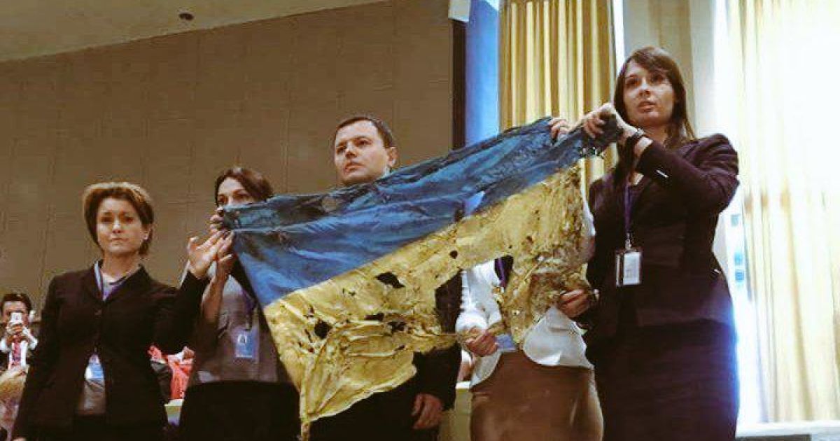 Украинские активисты во время выступления Путина в ООН вывесили изорванный флаг с Иловайска