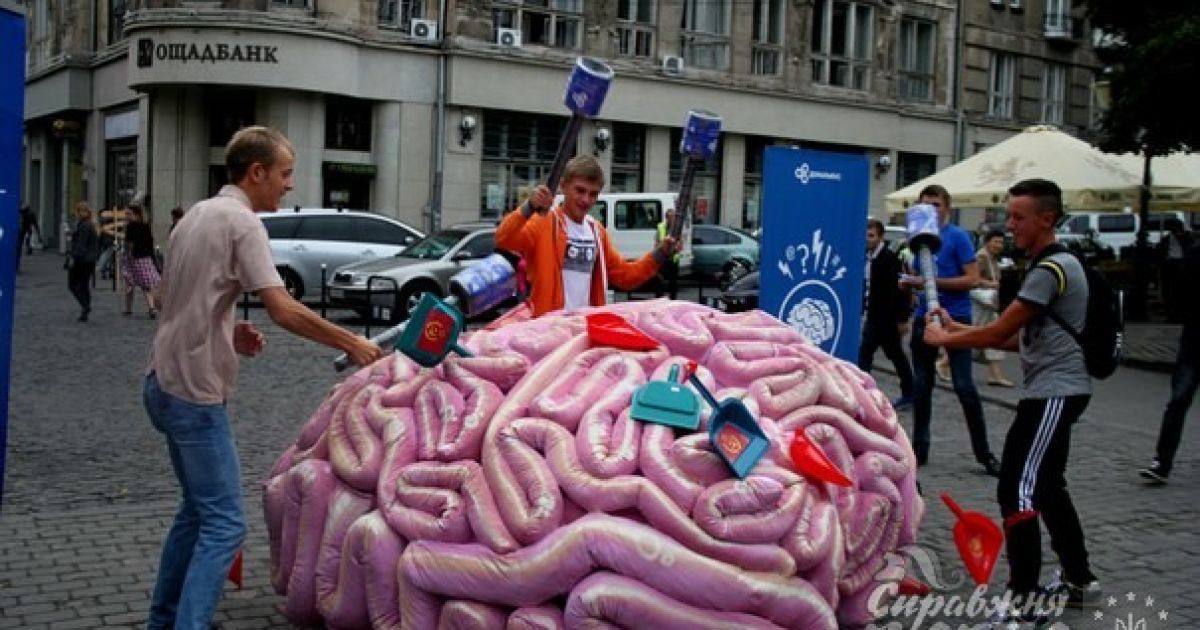 Во Львове устроили акцию &laquo;Выбей совок из мозга&raquo;