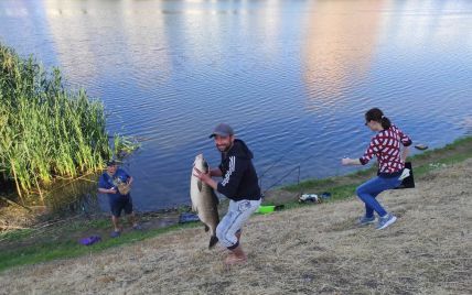 В одном из озер Киева мужчина выловил рыбу-гиганта: фото