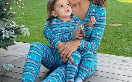 У новорічних піжамах: Єва Лонгорія з сином похизувалася family look