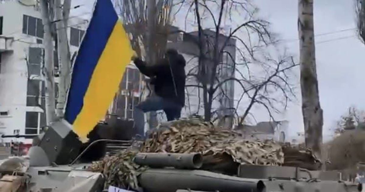 Поліцейський з українським прапором під час руху застрибнув на ворожий БТР – відео