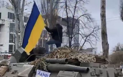 Поліцейський з українським прапором під час руху застрибнув на ворожий БТР – відео