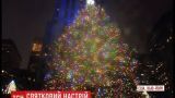 Яркие фонари и праздничное шоу: в Нью-Йорке официально открыли главную рождественскую елку города