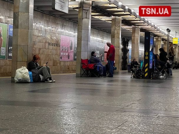 У Києві люди спускаються в метро / © ТСН