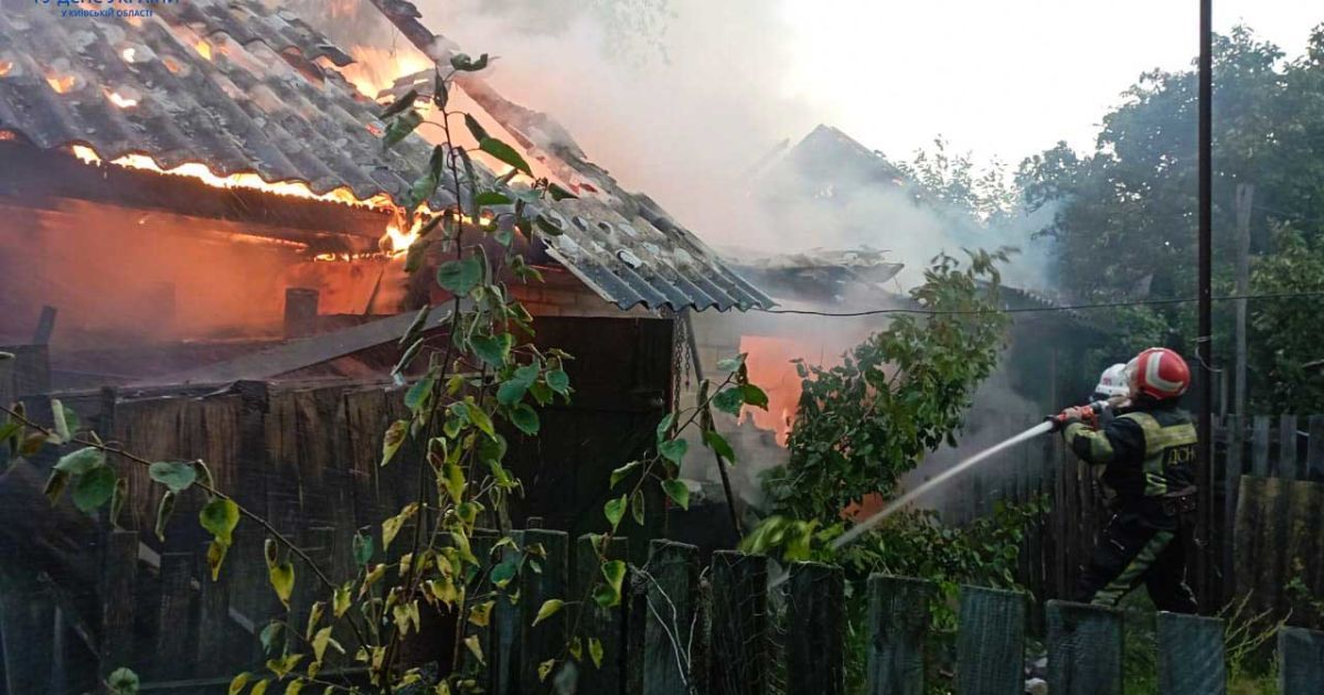 Удар блискавки спричинив пожежі в житловому секторі на Київщині