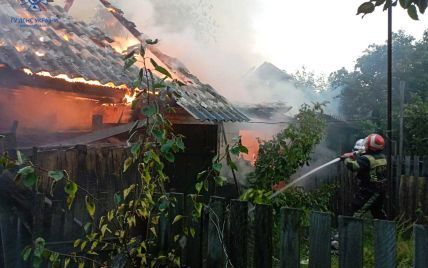 На Київщині блискавка підпалила кілька будинків: фото
