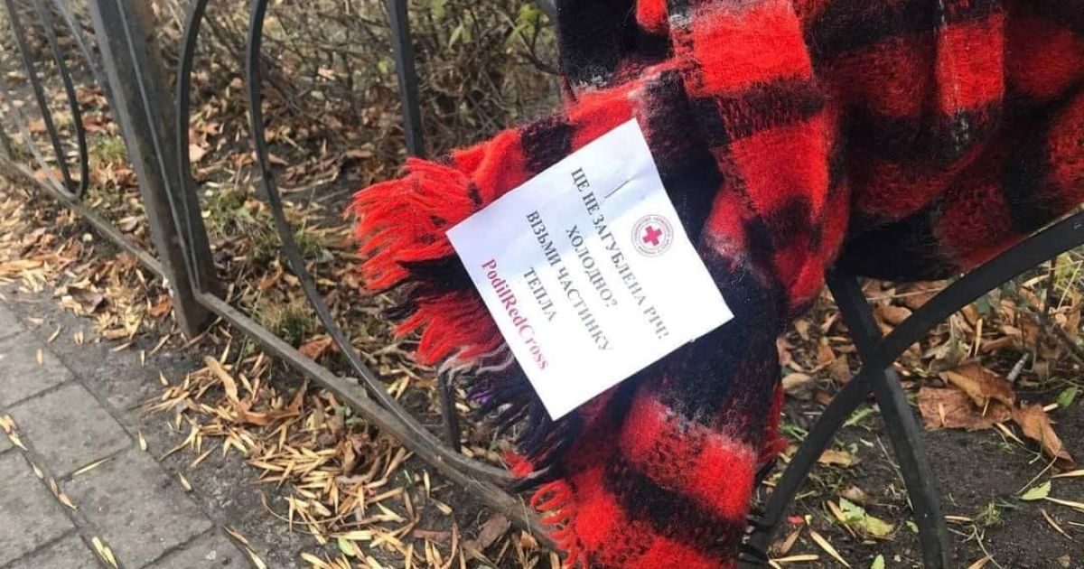 У Києві на одній з вулиць Подолу на паркані з'явились шарфи