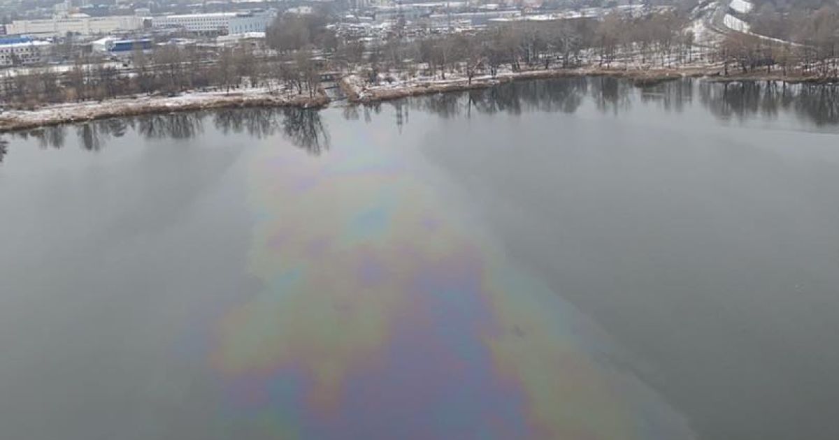 В Киеве на Оболони заметили сливание нефти в озеро Кирилловское: фото