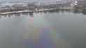 В Киеве на Оболони заметили сливание нефти в озеро Кирилловское: фото