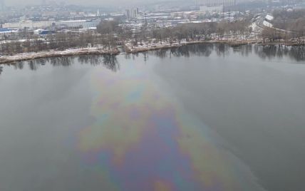 В Киеве на Оболони заметили сливание нефти в озеро Кирилловское: фото