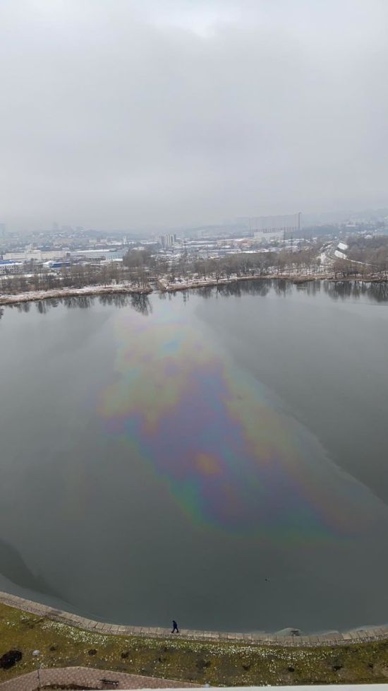 В Киеве на Оболони заметили сливание нефти в озеро Кирилловское: фото