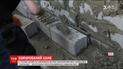 В Киеве протестующие обложили кирпичом и цементом вход и банкомат российского "Сбербанка"