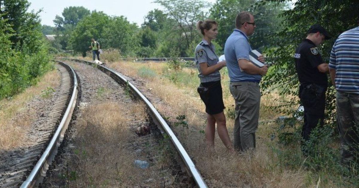 Голову отбросило на сто метров. В Николаеве актер бросился под поезд из-за несчастной любви